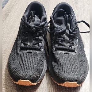 Womens Brooks Revel 7 Black/tan running shoes size 8.5